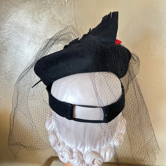 DAZZLING 1940s\' BLACK FELT TILT HAT - FELT \